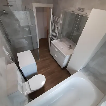 Erdgeschoss 75 M2 Grosser Parkplatz Wlan Terrasse 30 M2 Uebernachtung *