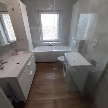 Erdgeschoss 75 M2 Grosser Parkplatz Wlan Terrasse 30 M2 Uebernachtung *