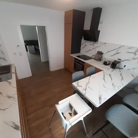 Erdgeschoss 75 M2 Grosser Parkplatz Wlan Terrasse 30 M2 Uebernachtung